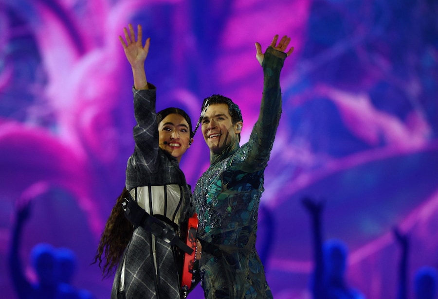 La cantante Joan Thiele e il ballerino Roberto Bolle si esibiscono durante la cerimonia di chiusura. (REUTERS/Guglielmo Mangiapane)
