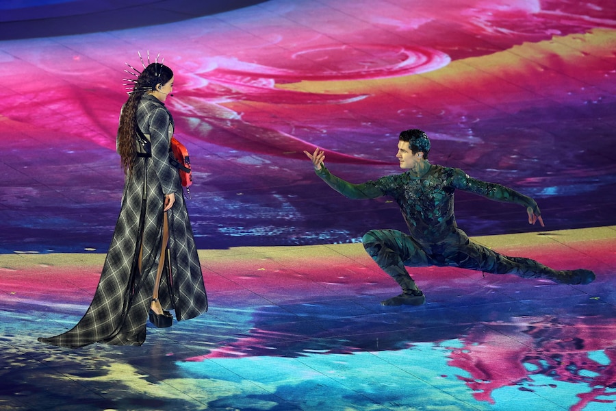 La cantante Joan Thiele e il ballerino Roberto Bolle si esibiscono durante la cerimonia di chiusura. (REUTERS/Yara Nardi)