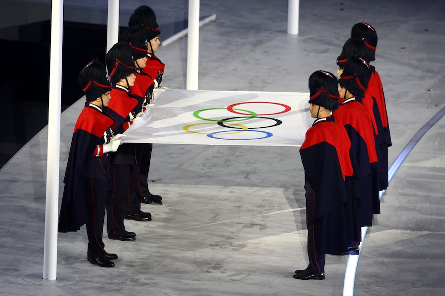 I Carabinieri portano la bandiera olimpica durante la cerimonia di chiusura. (REUTERS/Claudia Greco)