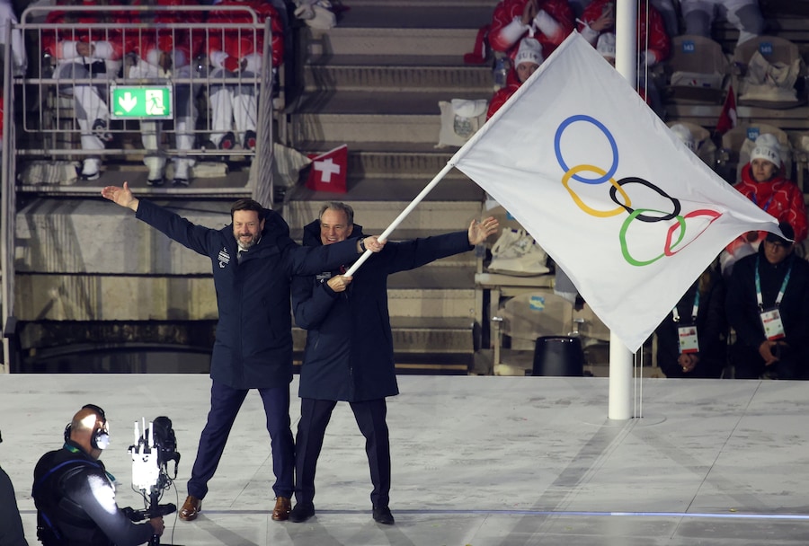 Il presidente della regione Provenza-Alpi-Costa Azzurra Renaud Muselier e il presidente della regione Alvernia-Rodano-Alpi Fabrice Pannekoucke sventolano la bandiera olimpica durante la cerimonia di chiusura. (REUTERS/Leonhard Foeger)