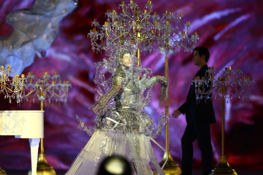 Un’artista durante la cerimonia di chiusura (REUTERS/Guglielmo Mangiapane)