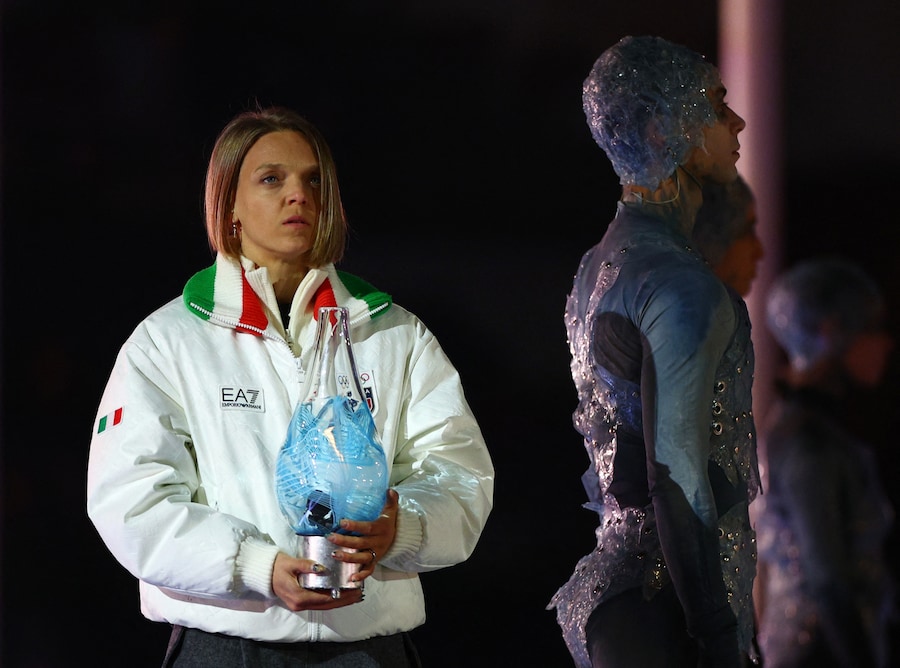 La pattinatrice di velocità italiana Arianna Fontana tiene in mano la scintilla dopo che la fiamma olimpica è stata spenta durante la cerimonia di chiusura. (REUTERS/Guglielmo Mangiapane)