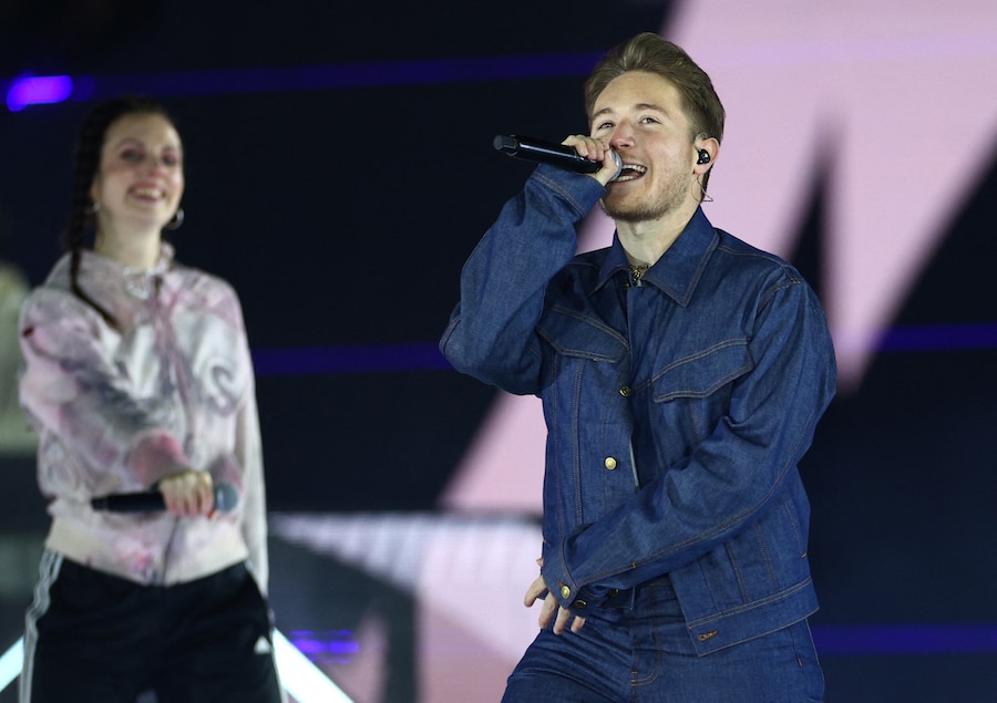 Il cantante Alfa si esibisce con il gruppo musicale Major Lazer durante la cerimonia di chiusura (REUTERS/Guglielmo Mangiapane)