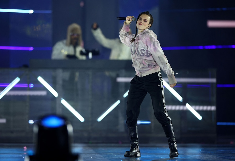 Il cantante Mo si esibisce con il gruppo musicale Major Lazer durante la cerimonia di chiusura. (REUTERS/Guglielmo Mangiapane)