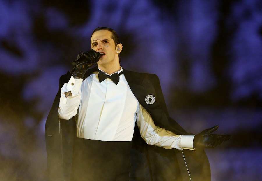 Il cantante Achille Lauro si esibisce durante la cerimonia di chiusura. (REUTERS/Guglielmo Mangiapane)