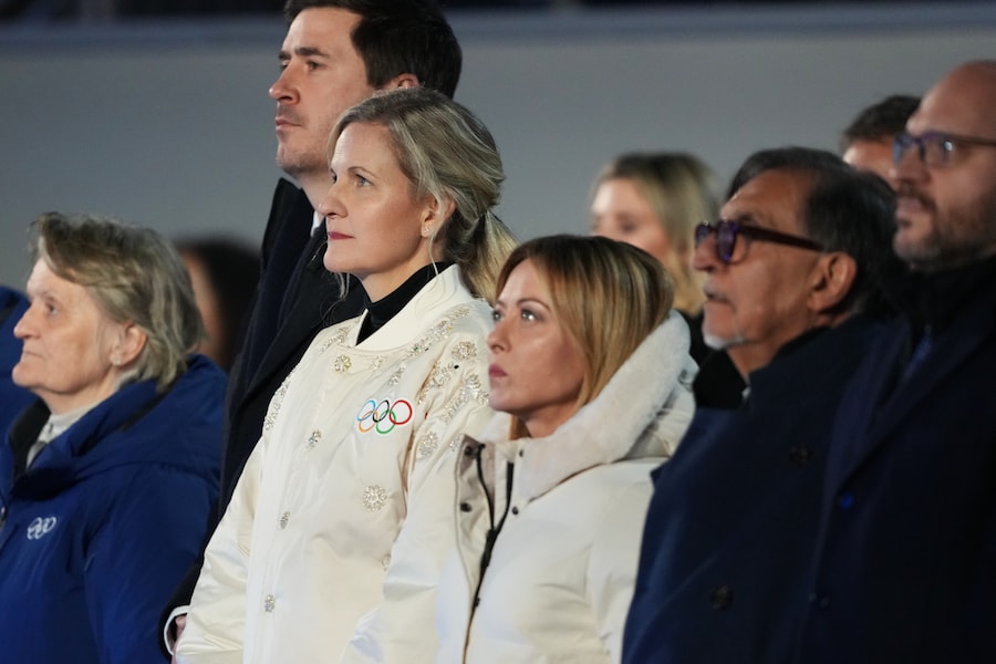 La presidente del CIO Kirsty Coventry, al centro a sinistra, partecipa alla cerimonia di chiusura delle Olimpiadi invernali del 2026, a Verona, Italia, domenica 22 febbraio 2026. (AP Photo/Natacha Pisarenko/APS)