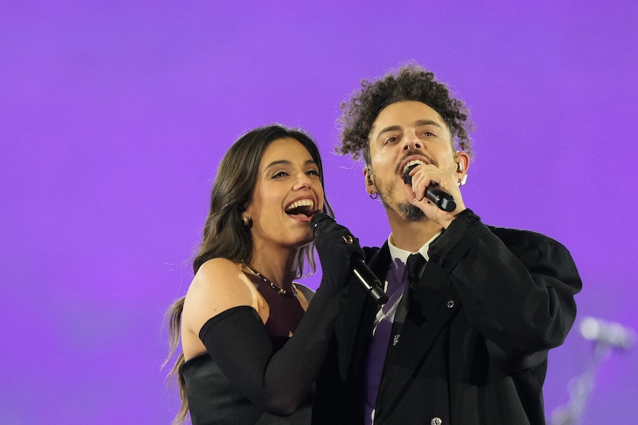 La cantante Margherita Vicario e Davide Shorty si esibiscono durante la cerimonia di chiusura delle Olimpiadi invernali del 2026, a Verona, Italia, domenica 22 febbraio 2026. (AP Photo/Natacha Pisarenko/APS)