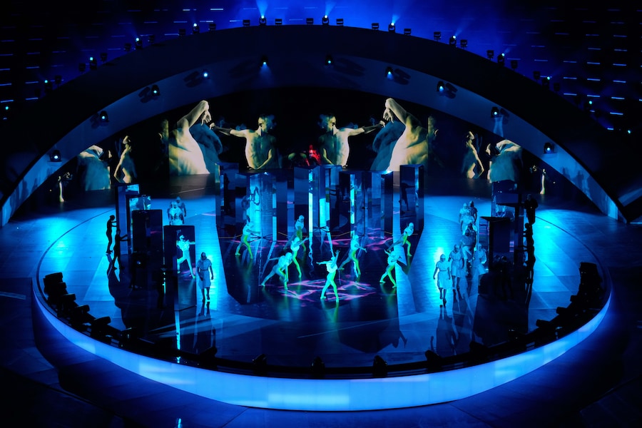 Artisti si esibiscono durante la cerimonia di chiusura delle Olimpiadi invernali del 2026, a Verona, Italia, domenica 22 febbraio 2026. (AP Photo/Bernat Armangue/APN)