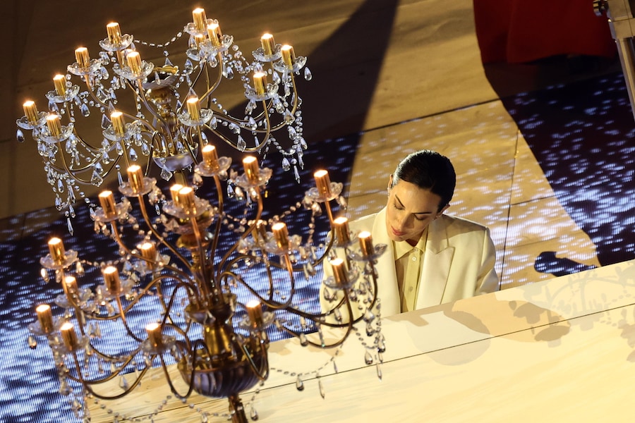 La pianista italiana Gloria Campaner si esibisce durante l'atto "La bellezza dei Giochi: lo spegnimento della fiamma olimpica" della cerimonia di chiusura dei Giochi Olimpici Invernali Milano Cortina 2026, a Verona, Italia, il 22 febbraio 2026. (EPA/Teresa Suarez)