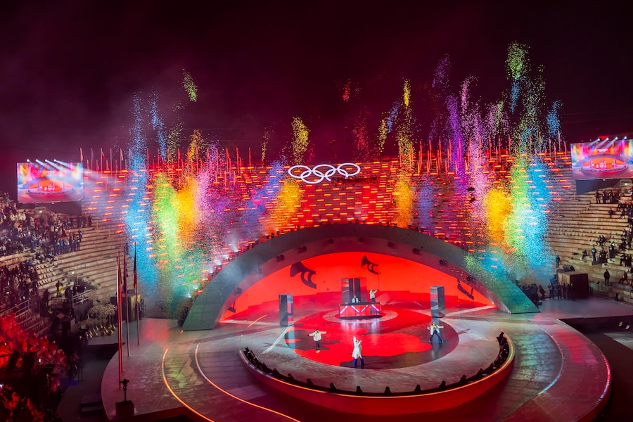 I cantanti si esibiscono durante la cerimonia di chiusura dei Giochi Olimpici Invernali del 2026, all'Arena Olimpica di Verona, in Italia, domenica 22 febbraio 2026. (EPA/Salvatore Di Nolfi)