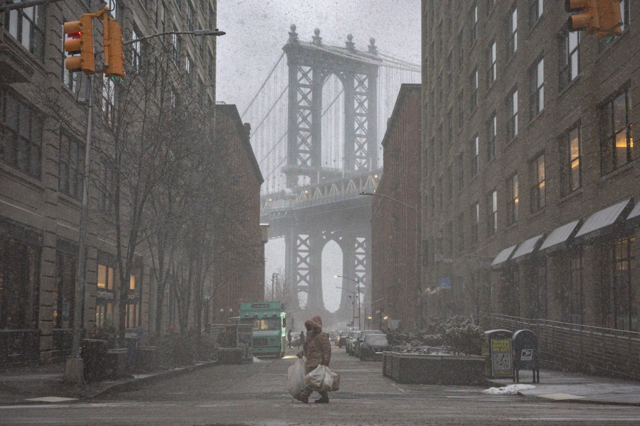 La tempesta di neve nel quartiere di Brooklyn a New York City. (REUTERS)