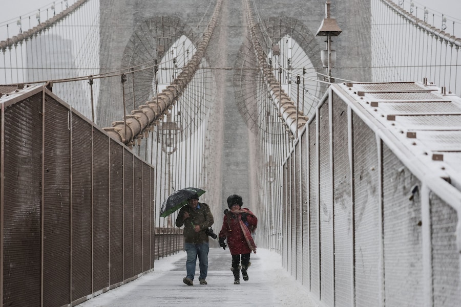 Il ponte di Brooklyn mentre nevica durante una tempesta invernale a New York City, Stati Uniti, il 22 febbraio 2026. (REUTERS)