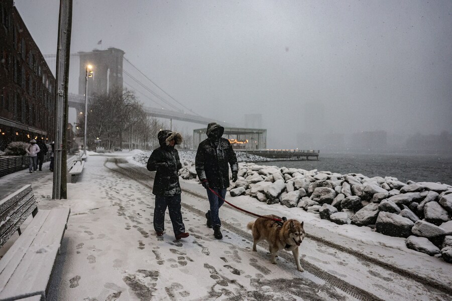La tempesta di neve nel quartiere di Brooklyn a New York. (REUTERS)