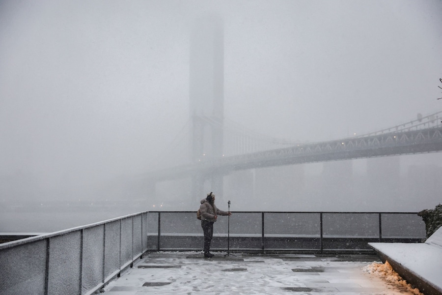 La neve durante una tempesta invernale nel quartiere di Brooklyn a New York City, Stati Uniti, il 22 febbraio 2026. (REUTERS)