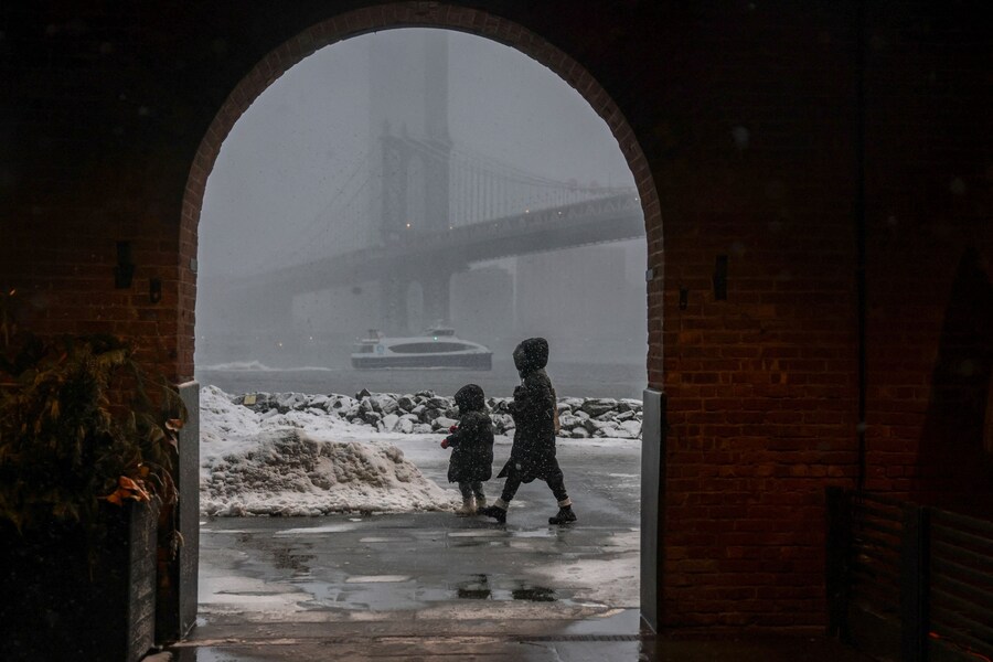 La tempesta di neve nel quartiere di Brooklyn a New York City. (REUTERS)