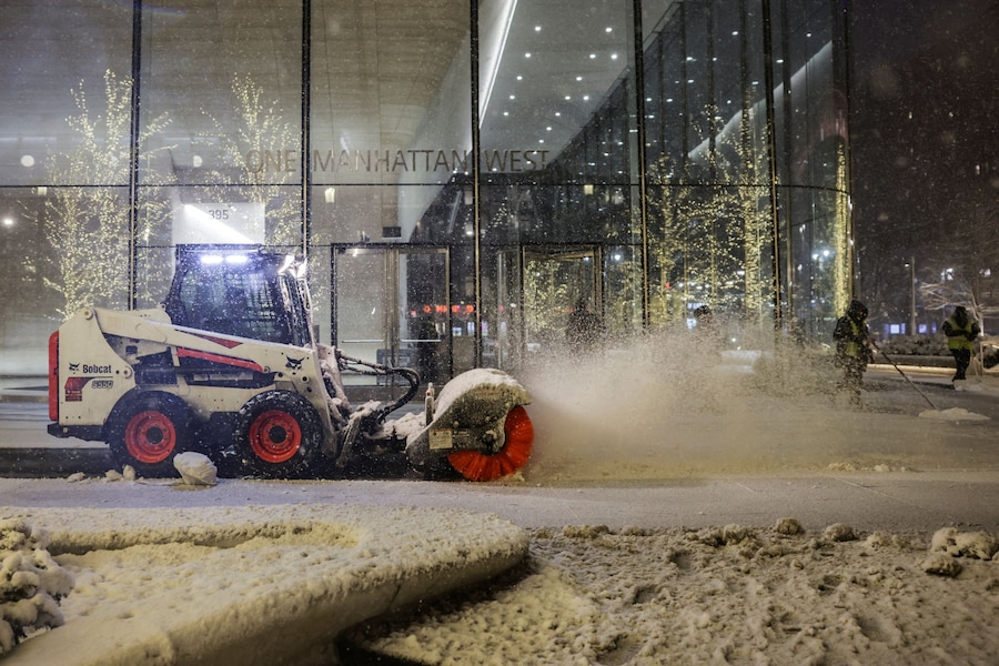 La tempesta di neve a New York. (REUTERS)