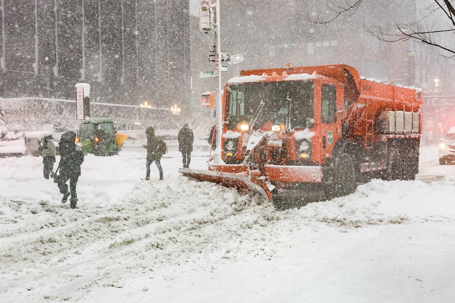 Un veicolo spazzaneve al lavoro (Reuters/Jeenah Moon)