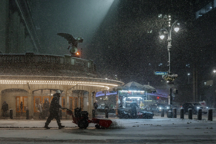 Un operaio spazza la neve fuori dalla Grand Central Station durante la bufera invernale a New York il 22 febbraio 2026. (EPA)
