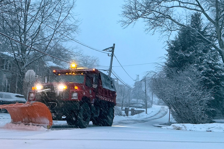 Un veicolo spazzaneve rimuove la neve da una strada residenziale all'inizio di una forte tempesta invernale, domenica 22 febbraio 2026, a Fort Lee, nel New Jersey . (AP)