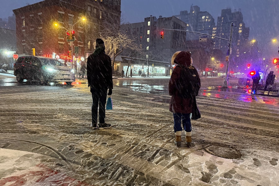 L'angolo tra la 20esima strada e la First Avenue durante una tempesta di neve, domenica 22 febbraio 2026, a New York. (AP)