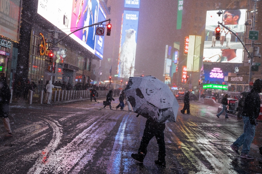 La bufera di neve invernale a New York, New York, USA, il 22 febbraio 2026. Il Servizio Meteorologico Nazionale ha emesso un avviso di bufera di neve per la città di New York, prevedendo fino a 60 cm di neve. Il divieto di circolazione dei veicoli è in vigore fino a mezzogiorno del 23 febbraio. (EPA)