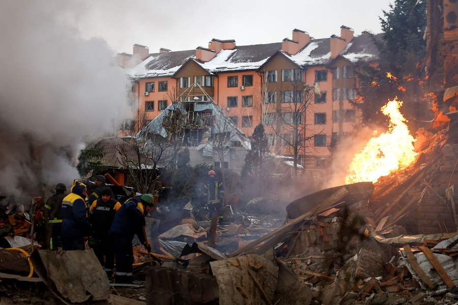 I vigili del fuoco lavorano sul luogo di un edificio residenziale danneggiato durante gli attacchi con droni e missili russi, nel contesto dell'attacco della Russia all'Ucraina, a Kiev. (REUTERS/Valentyn Ogirenko)