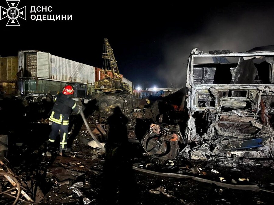 Un vigile del fuoco lavora in un complesso di un'impresa privata danneggiato durante gli attacchi notturni dei droni russi, nel contesto dell'attacco della Russia all'Ucraina, nella regione di Odessa, Ucraina, il 23 febbraio 2026. (Servizio stampa del Servizio di emergenza statale dell’Ucraina nella regione di Odessa/dispensa via REUTERS)