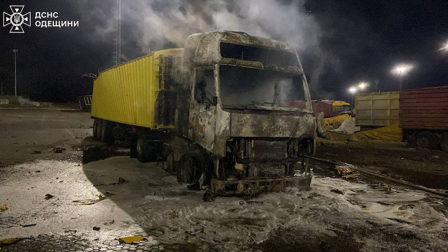 Un camion semirimorchio bruciato nel complesso di un'azienda privata danneggiato durante gli attacchi notturni dei droni russi, nel contesto dell'attacco della Russia all'Ucraina, nella regione di Odessa, Ucraina, 23 febbraio 2026. (Servizio stampa del Servizio di emergenza statale dell’Ucraina nella regione di Odessa/Comunicato stampa tramite REUTERS)