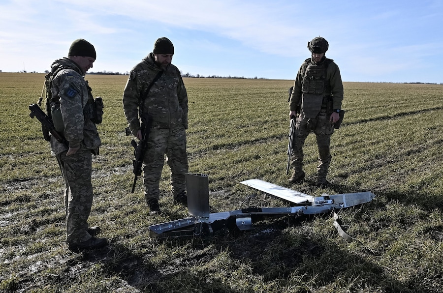 Militari ucraini osservano un modulo di pianificazione e correzione per bombe plananti russe, durante l'attacco della Russia all'Ucraina, nella regione di Zaporizhzhia. (REUTERS/Stringer)