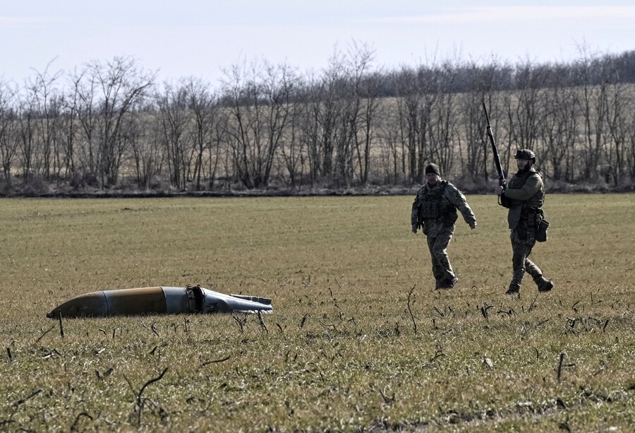 Militari ucraini osservano una bomba aerea russa inesplosa, durante l'attacco della Russia all'Ucraina, nella regione di Zaporizhzhia. (REUTERS/Stringer)