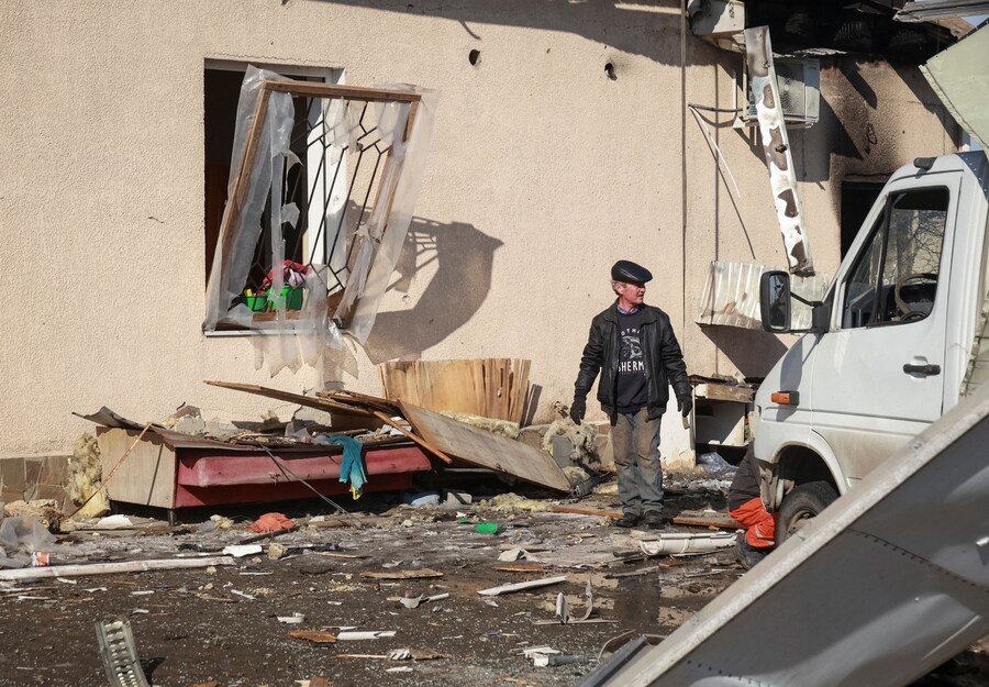 Un residente si trova sul luogo dell'attacco con droni russi, vicino alla città di Chornomorsk, nella regione di Odessa. (REUTERS/Nina Liashonok)