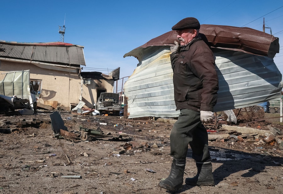 Un residente pulisce un'area colpita dal drone russo, durante l'attacco della Russia all'Ucraina, vicino alla città di Chornomorsk, nella regione di Odessa. (REUTERS/Nina Liashonok)