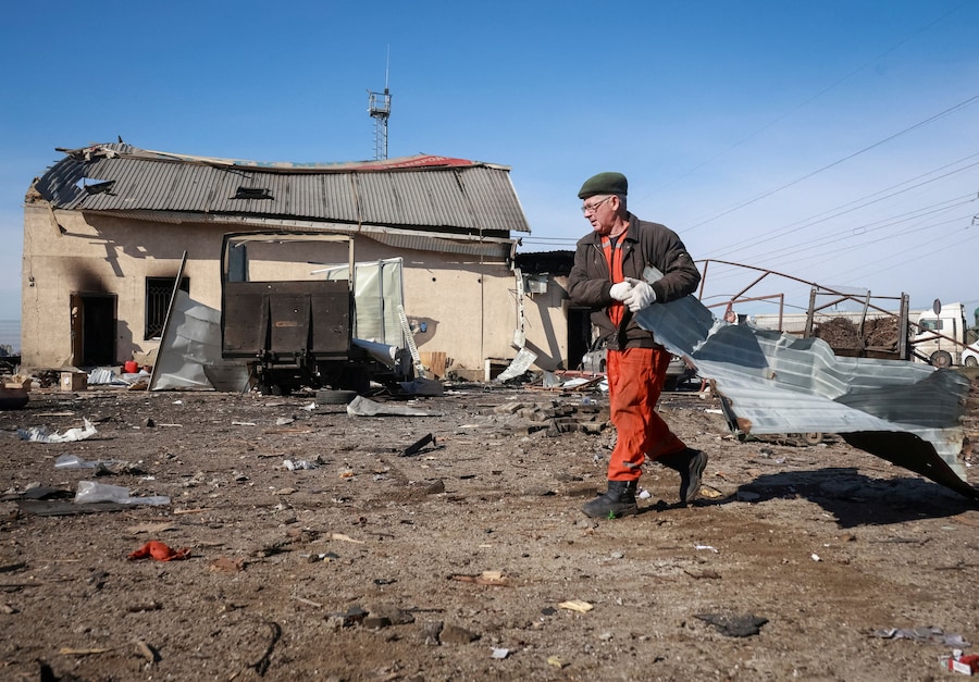 Un residente pulisce un'area colpita dal drone russo, durante l'attacco della Russia all'Ucraina, vicino alla città di Chornomorsk, nella regione di Odessa. (REUTERS/Nina Liashonok)
