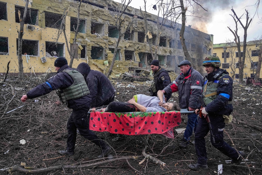 Una donna incinta, con il bacino frantumato e l'anca staccata a causa dei bombardamenti russi, viene evacuata da una maternità a Mariupol, in Ucraina, il 9 marzo 2022. La donna è stata trasportata in un altro ospedale più vicino alla linea del fronte, ma non è sopravvissuta. (foto di archivio) (AP Photo/Evgeniy Maloletka/Associated Press/LaPresse/APN)