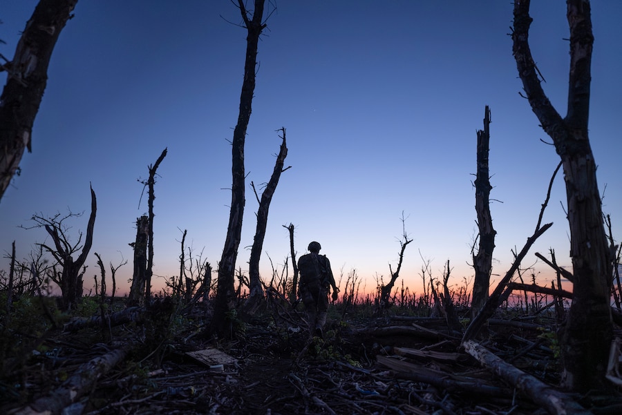 Soldati ucraini attraversano una foresta carbonizzata sul fronte, a pochi chilometri da Andriivka, nella regione di Donetsk, Ucraina. (foto di archivio) (AP Photo/Mstyslav Chernov/Associate Press/ LaPresse/APN)