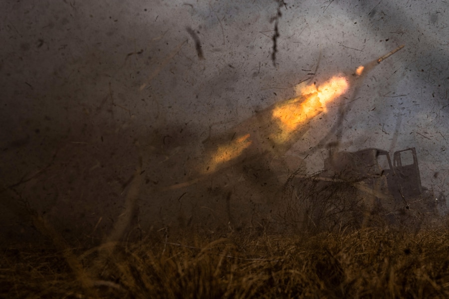 Un lanciarazzi ucraino della brigata d'assalto aereo 95 spara verso le posizioni russe sulla linea del fronte vicino a Kreminna, Ucraina. (AP Photo/Evgeniy Maloletka/Associated Press/LaPresse/APN)