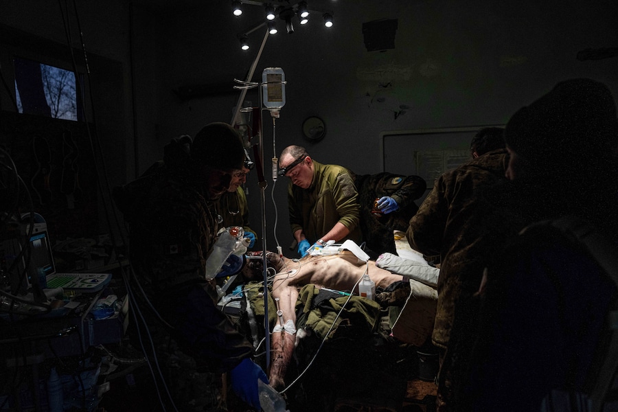 Medici militari ucraini curano un commilitone ferito evacuato dal campo di battaglia in un ospedale nella regione di Donetsk, Ucraina, lunedì 9 gennaio 2023. Il militare non è sopravvissuto. (foto d’archivio) (AP Photo/Evgeniy Maloletka/Associated Press/LaPresse/APN)