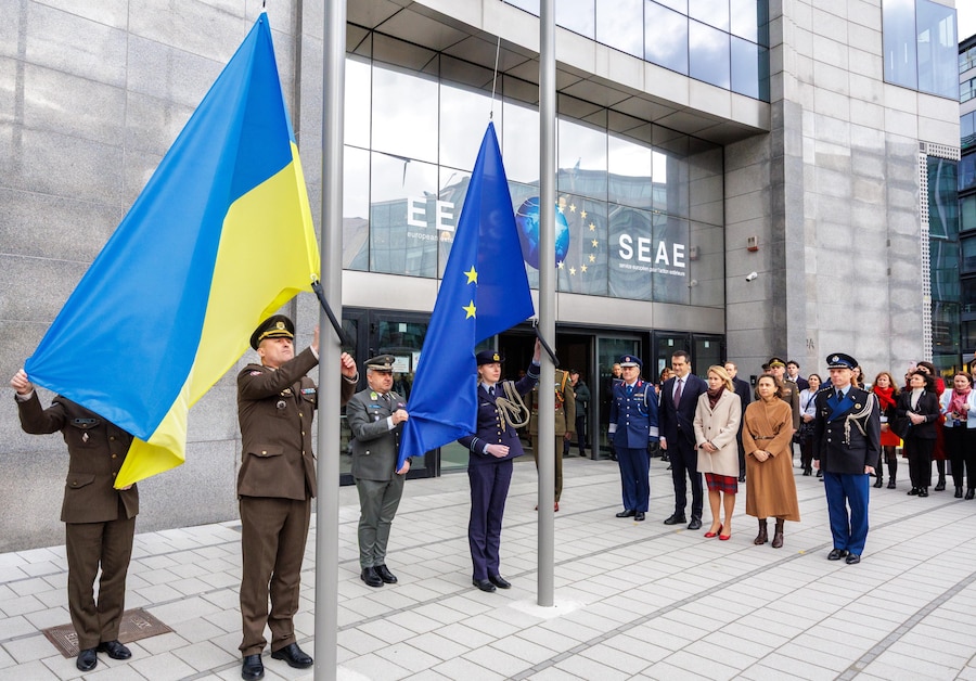 (Da sinistra a destra) Il presidente del Comitato militare dell'Unione europea (EUMC) generale Sean Clancy, l'ambasciatore dell'Ucraina presso l'UE Vsevolod Chentsov, l'alto rappresentante dell'Unione per gli affari esteri e la politica di sicurezza e vicepresidente della Commissione europea (HR/VP) Kaja Kallas e il Segretario generale del SEAE Belen Martinez Carbonell, insieme a diplomatici e militari ucraini, partecipano a una cerimonia di alzabandiera per commemorare l'anniversario della guerra in Ucraina davanti alla sede del Servizio europeo per l'azione esterna (SEAE) a Bruxelles, Belgio, il 23 febbraio 2026. (EPA/Olivier Matthys)