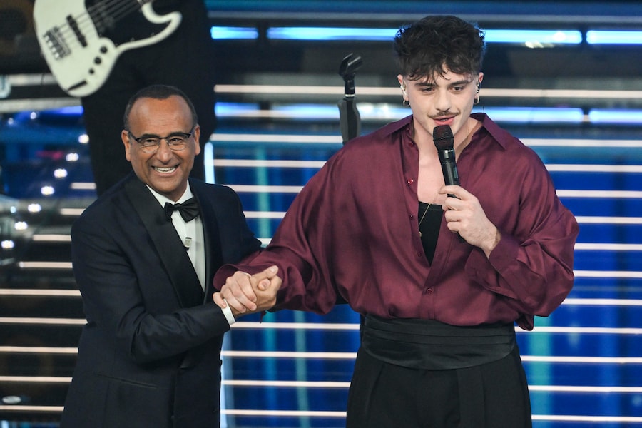Il conduttore e direttore artistico del Festival di Sanremo Carlo Conti (a sinistra) con il cantante italiano Olly (a destra) sul palco del Teatro Ariston durante la 76ª edizione del Festival della Canzone Italiana di Sanremo, a Sanremo, Italia, il 24 febbraio 2026. Il festival musicale si svolgerà dal 24 al 28 febbraio 2026. (ANSA/Ettore Ferrari)