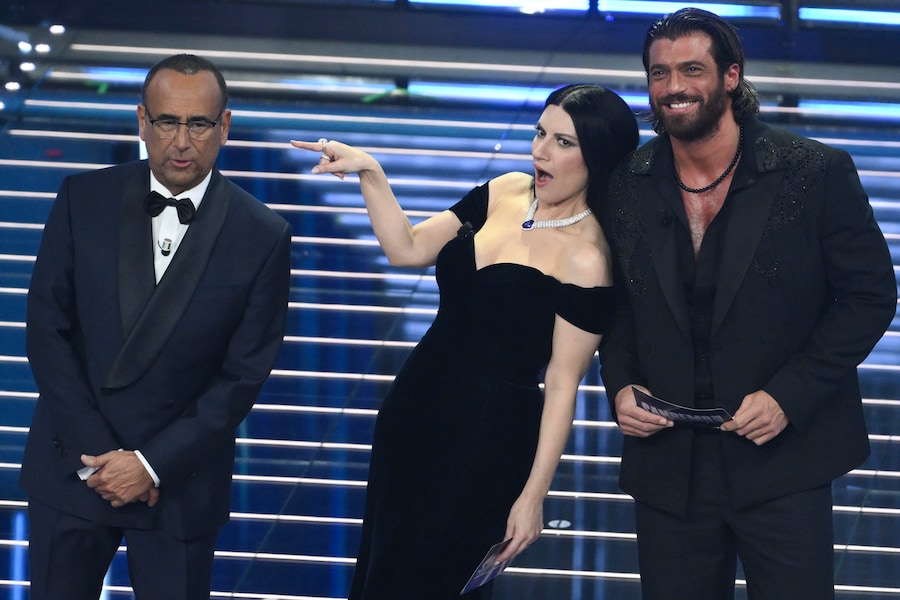 Il conduttore e direttore artistico del Festival di Sanremo Carlo Conti (a sinistra) con la cantante italiana Laura Pausini (al centro) e l'attore turco Can Yaman (a destra) sul palco del Teatro Ariston durante la 76ª edizione del Festival della Canzone Italiana di Sanremo, a Sanremo, Italia, il 24 febbraio 2026. (ANSA/Ettore Ferrari)