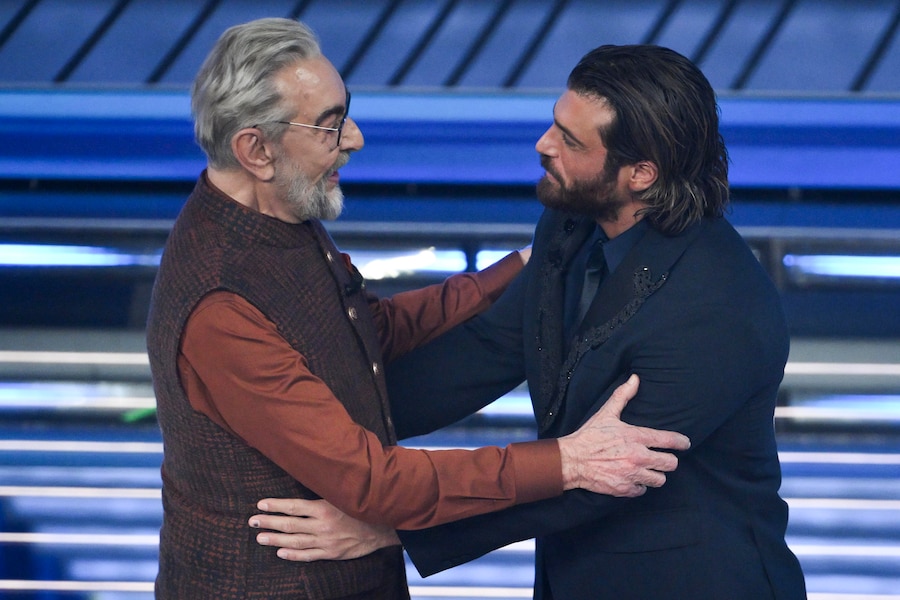 L'attore indiano Kabir Bedi (a sinistra) e l'attore turco Can Yaman (a destra) sul palco del Teatro Ariston durante la 76ª edizione del Festival della Canzone Italiana di Sanremo (ANSA/Ettore Ferrari)