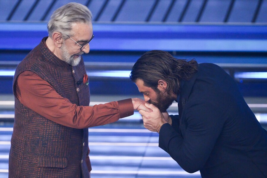 L'attore indiano Kabir Bedi (a sinistra) e l'attore turco Can Yaman (ANSA/Ettore Ferrari)