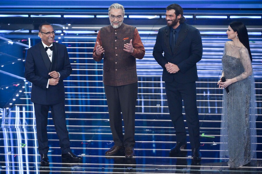 (Da sinistra a destra) Il conduttore e direttore artistico del Festival di Sanremo Carlo Conti, l'attore indiano Kabir Bedi, l'attore turco Can Yaman e la cantante italiana Laura Pausini (ANSA/Ettore Ferrari)