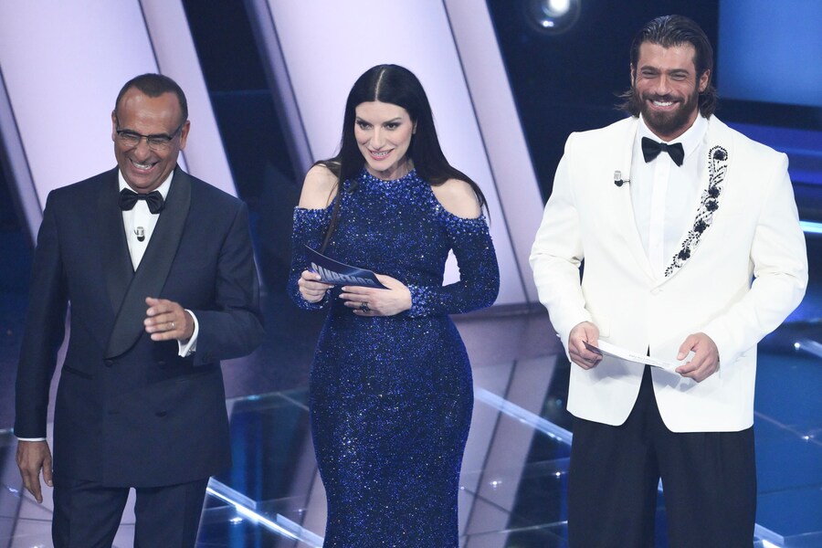 Il conduttore e direttore artistico del Festival di Sanremo Carlo Conti (a sinistra) con la cantante italiana Laura Pausini (al centro) e l'attore turco Can Yaman (a destra) (ANSA/Ettore Ferrari)