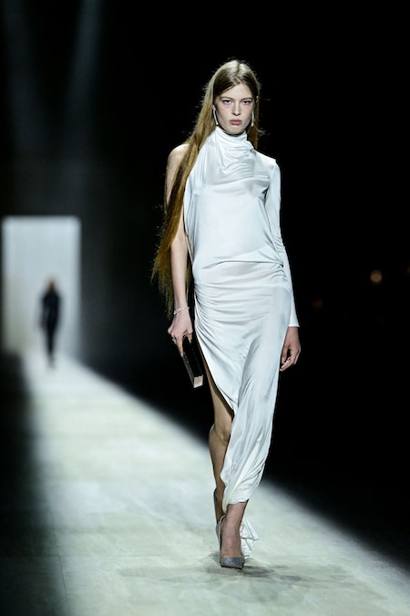 Vivian Jenna Wilson presenta una creazione della collezione Autunno/Inverno 2026/2027 di Gucci durante la Settimana della Moda di Milano, il 27 febbraio 2026. (REUTERS/Daniele Mascolo)