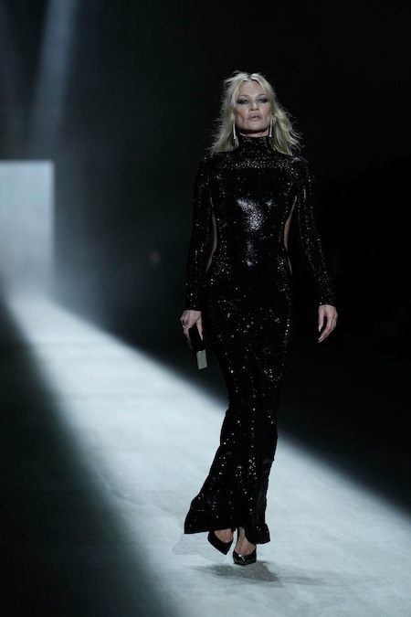 Kate Moss indossa un capo della collezione uomo/donna Autunno/Inverno 2026-2027 di Gucci, presentata a Milano, venerdì 27 febbraio 2026. (AP Photo/Luca Bruno/ Associate Press/ LaPresse/APN)