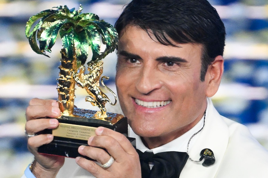 Il cantante italiano Sal Da Vinci posa con il premio sul palco dopo aver vinto il primo premio al Teatro Ariston durante la 76ª edizione del Festival della Canzone Italiana di Sanremo. (ANSA)