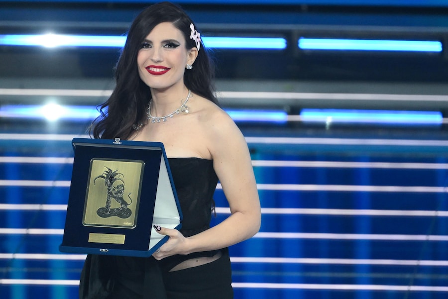 Ditonellapiaga posa con il premio "Giancarlo Bigazzi". (ANSA)