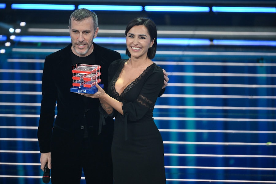 Serena Brancale riceve il trofeo dal CEO di Tim. (ANSA)