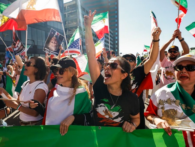 La gioia degli iraniani per la morte di Khamenei